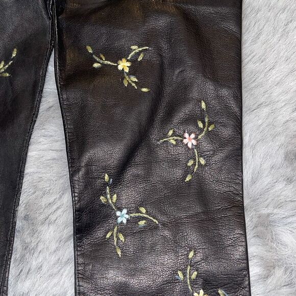 1940’s Vintage Black Long Leather Gloves with Embroidered Flowers - Picture 5 of 12